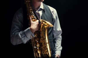 Mann spielt Saxophone