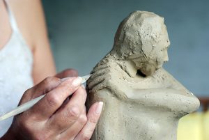 Frau kreiert Skulptur